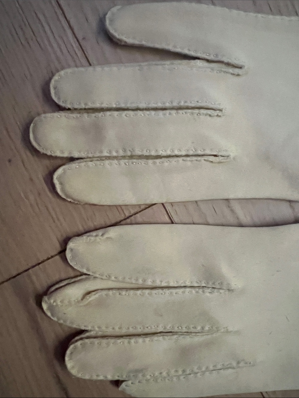 Wear Right Cream Gloves with Labelled Tag - Picture 6 of 10
